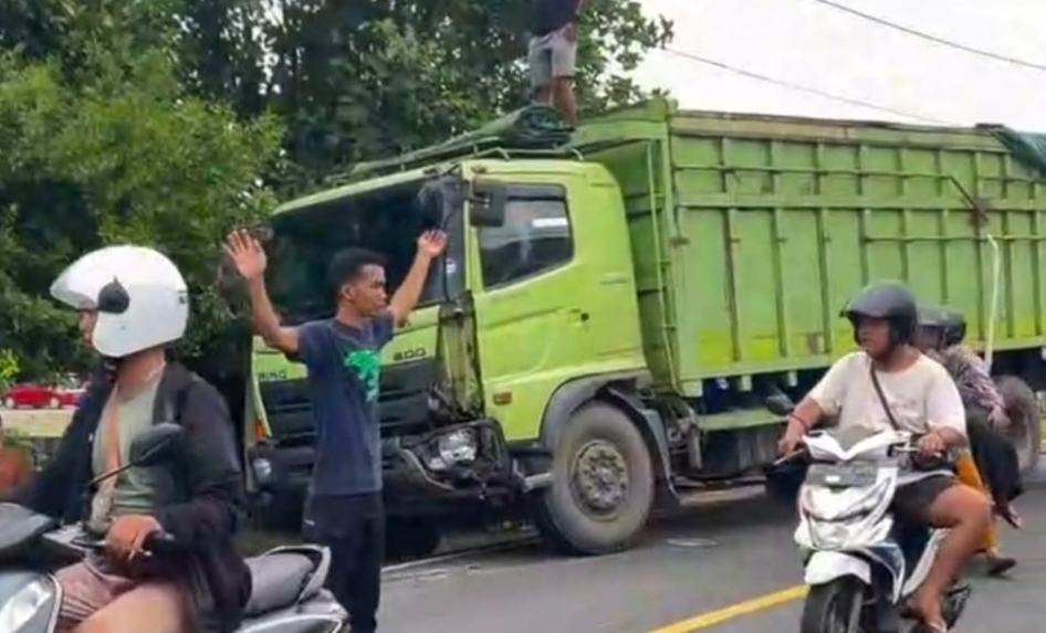 Heboh Kecelakaan Lalu Lintas di Lumpatan Muba, 2 Sepeda Motor Terseret Truk Fuso