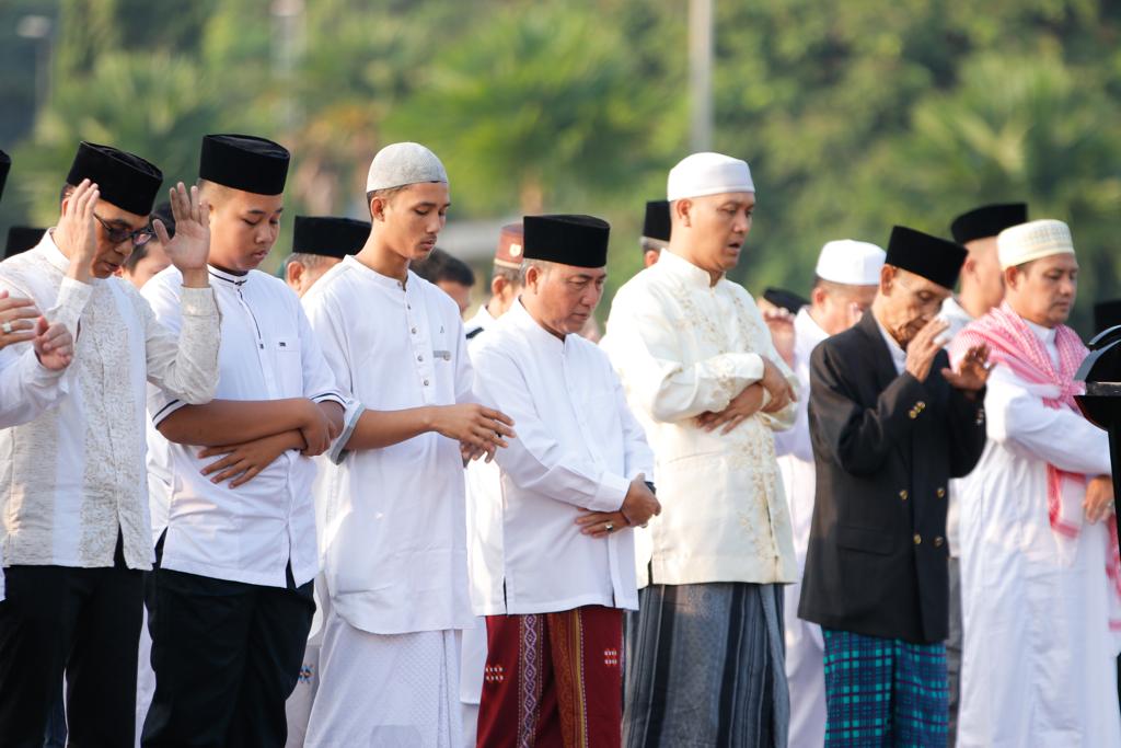 Pj Bupati Apriyadi Mahmud Sholat Idul Adha Himbau Cegah Karhutbunlah