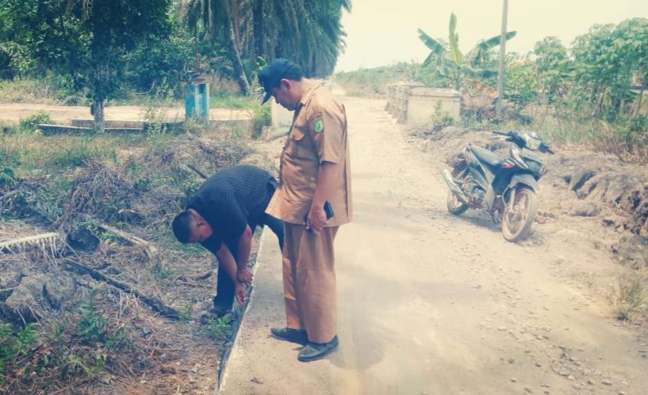 Mudahkan Aktifitas Warga, Pemdes Desa Bandar Tenggulang Babat Supat Lakukan Pelebaran Jalan dan Jembatan