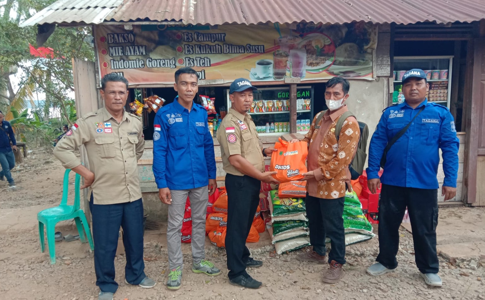 Dinsos Berikan Bantuan Kepada Korban Jembatan Roboh