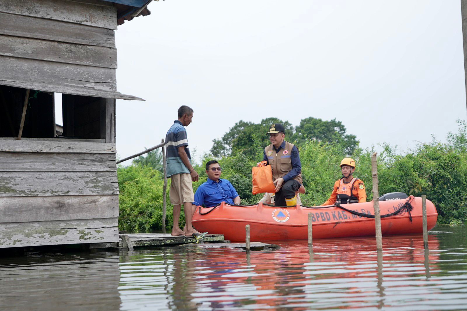 Tinjau Lokasi Banjir di Muba, Pj Gubernur Antar Langsung Bantuan ke Rumah Warga Gunakan Perahu Karet