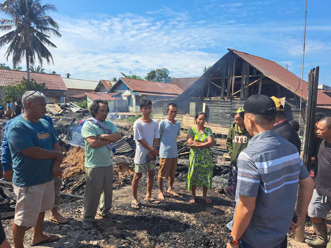 Pemdes dan Camat Turun Tangan, Bantu Korban Kebakaran di Pinang Banjar