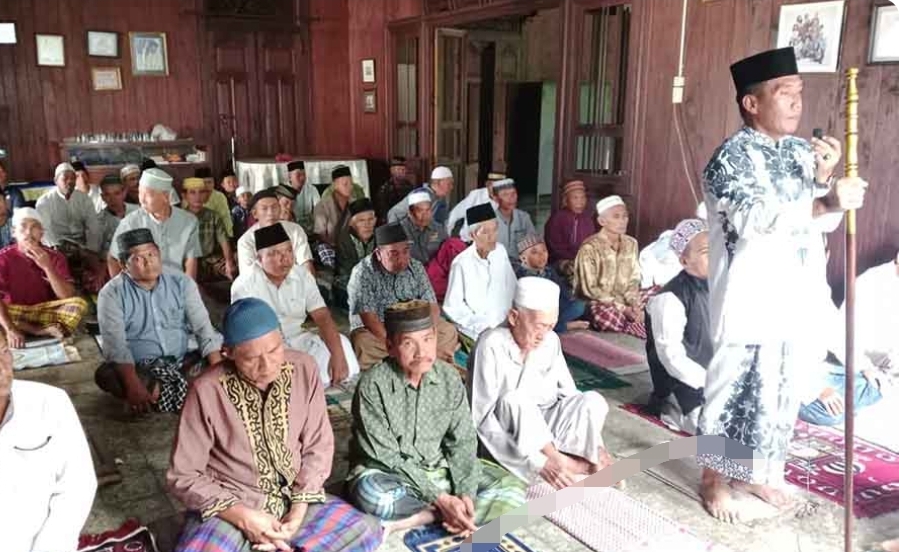Masjid Terendam Banjir, Warga Ngulak 3 Sanga Desa Gelar Sholat Jumat Dirumah Pangeran H Anang