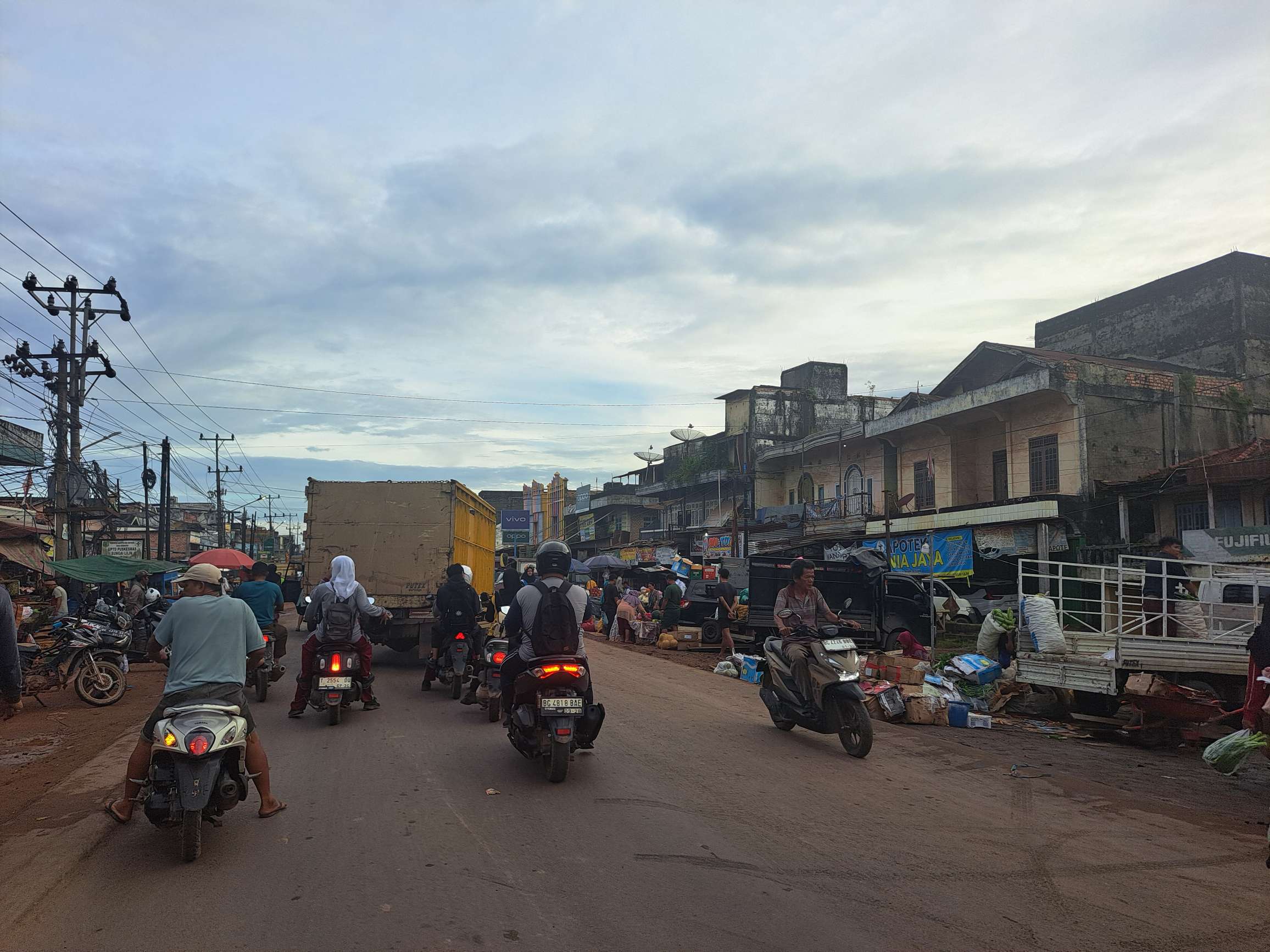 Pasar Sungai Lilin Jadi Titik Rawan Macet Jalintim Muba Jelang Libur Natal dan Tahun Baru