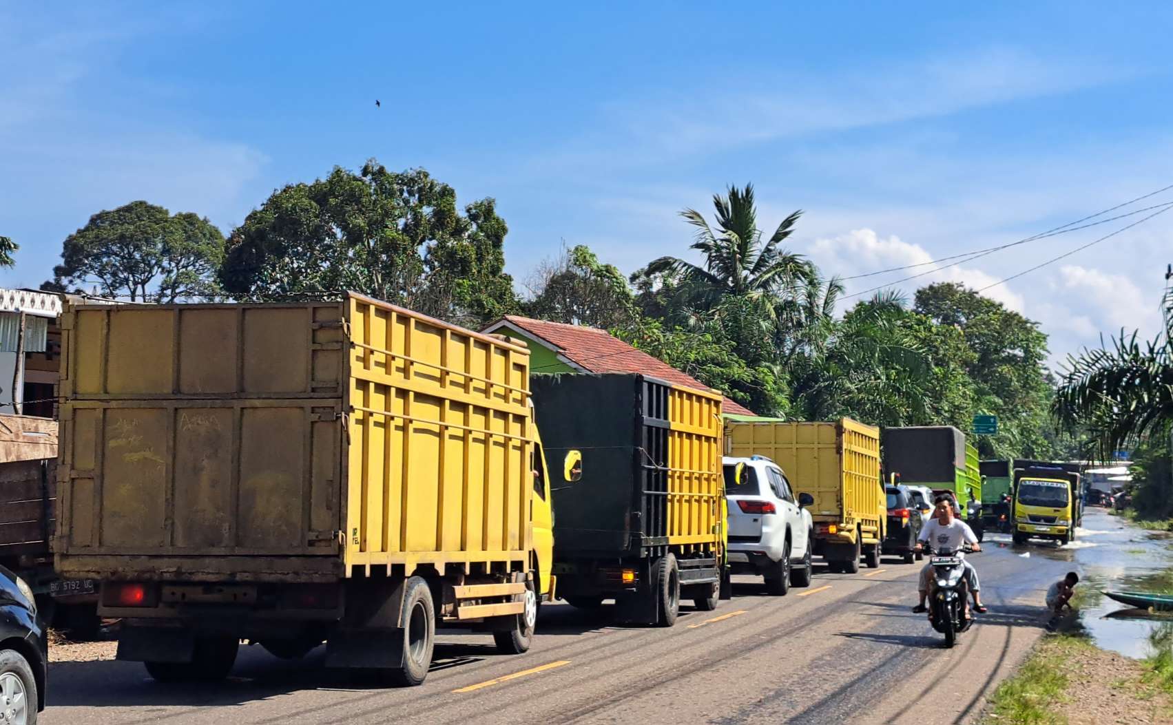 Dampak Air Rendami Jalinteng, Arus Lalu Lintas Jalinteng di Desa Ulak Teberau Terjadi Kemacetan