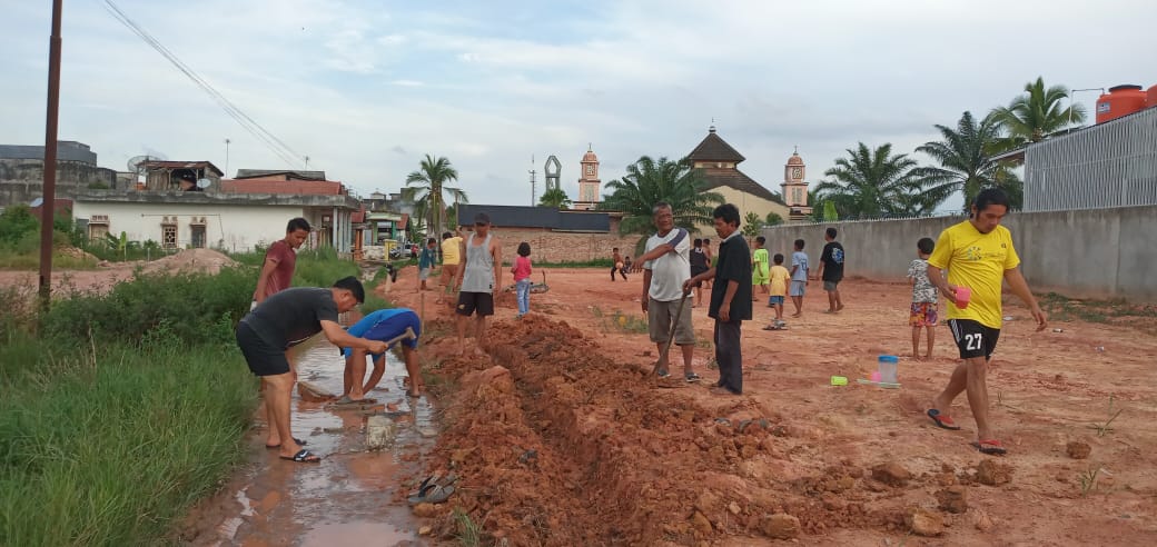 Warga Rt 3 Kelurahan Sungai Lilin Gotong Royong Cegah Banjir 