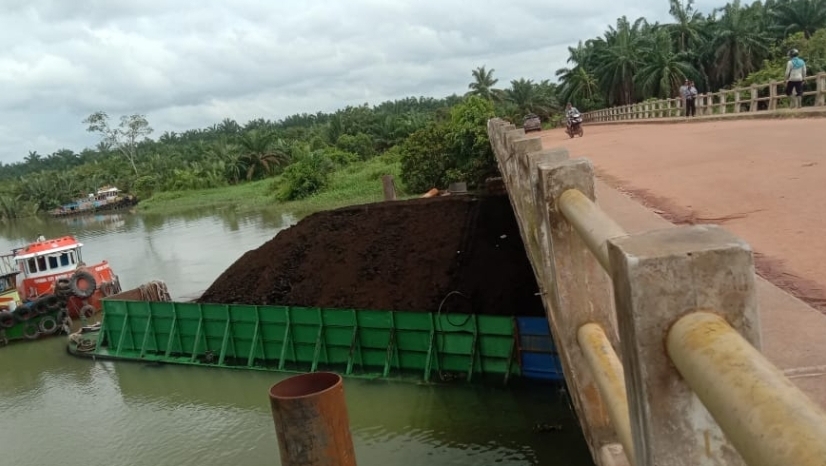 Tongkang Muatan Batubara Tabrak Tiang Jembatan PTPN 7, Begini Kondisinya