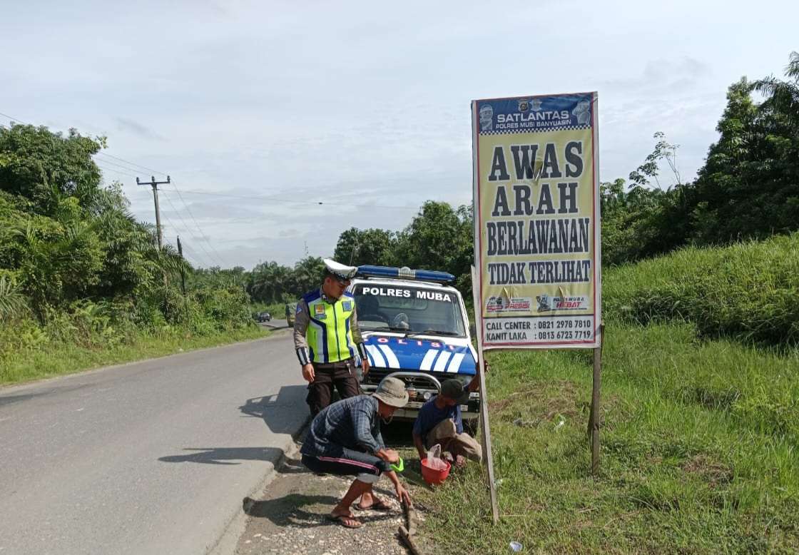 Jelang Arus Mudik, Poslantas Simpang Tungkal Pasang Papan Peringatan