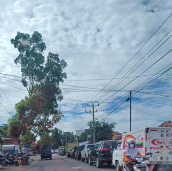 Kendaraan Mewah Rela Antrian BBM Subsidi 