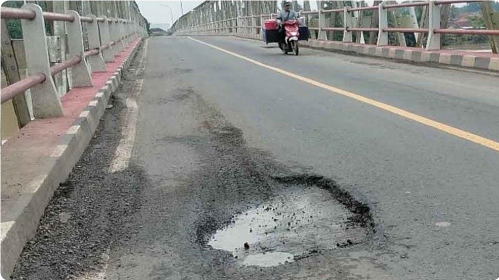 Lantai Jembatan Beruge Rusak, Bahayakan Pengendara 