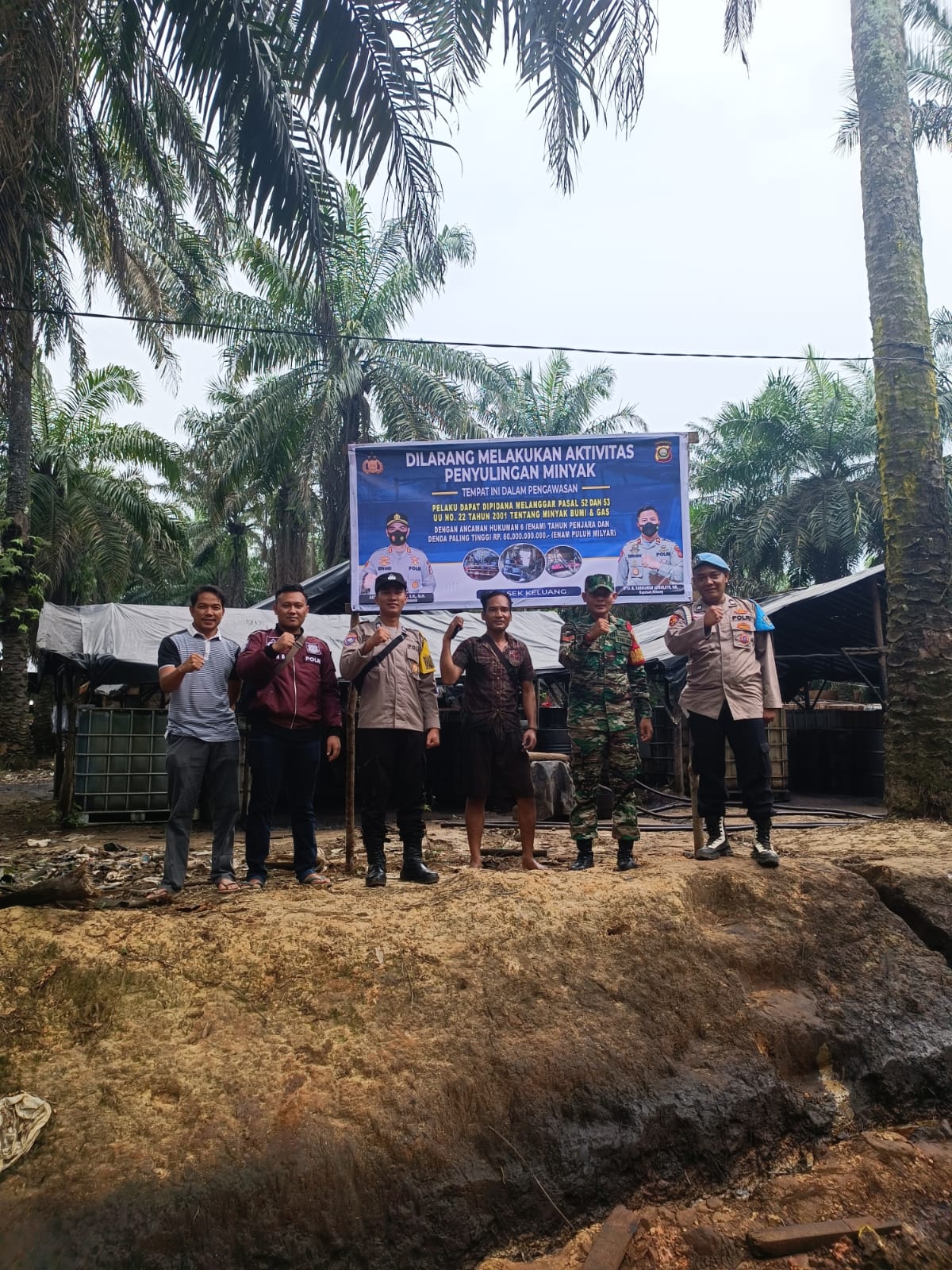 Polsek Keluang Pasang Himbauan Larangan Pengolahan Minyak Illegal