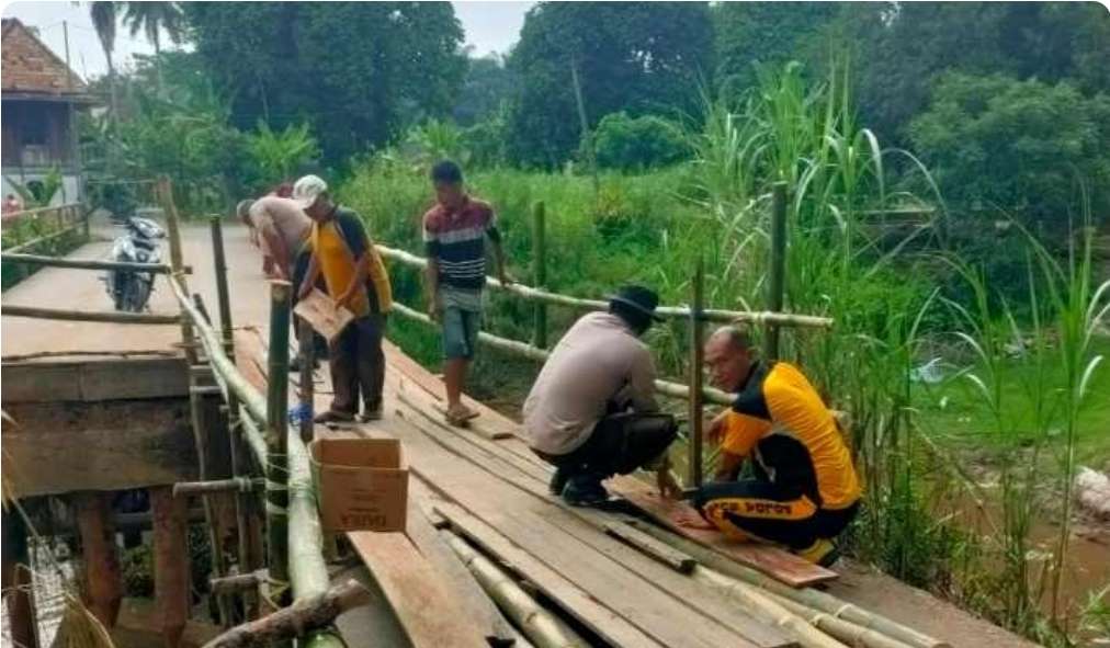 Gotong Royong Lawan Dampak Longsor, Polisi dan Warga Bangun Jembatan Darurat di Ogan Ilir