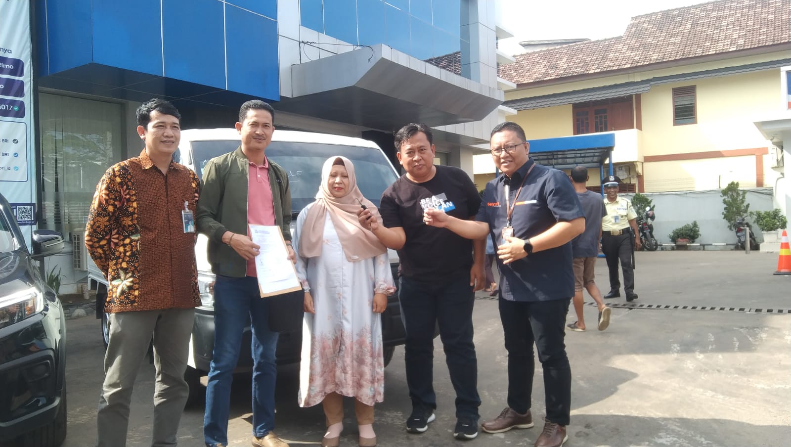 Honda BRV dan Suzuki New Carry Pick Up Diserahkan ke Pemenang Undian Panen Hadiah Simpedes BRI Sekayu 