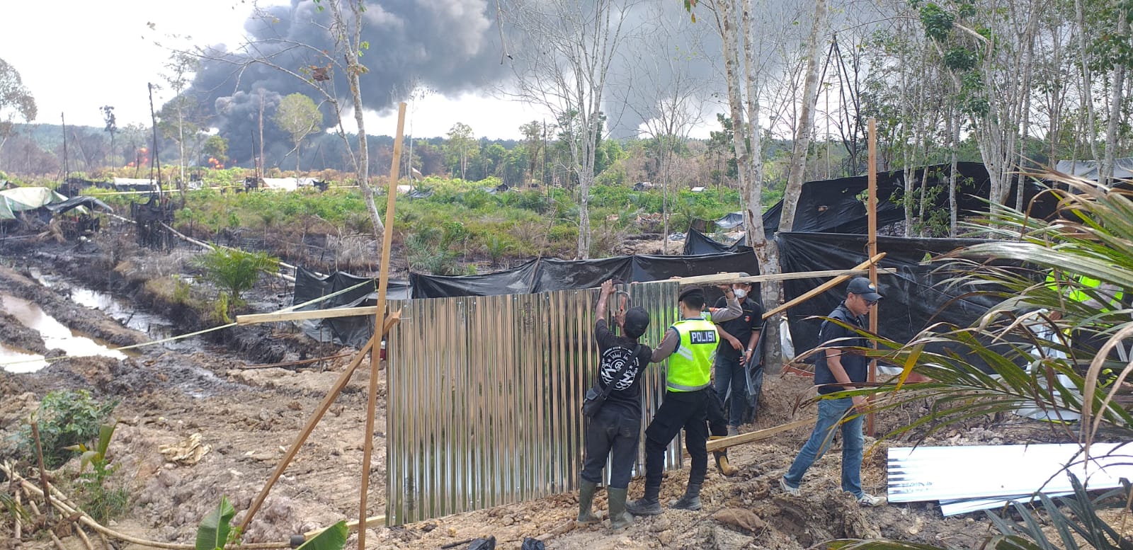 Cegah Masyarakat Masuki Areal Sumur Terbakar, Polisi Buat Parimeter Disekitar Lokasi