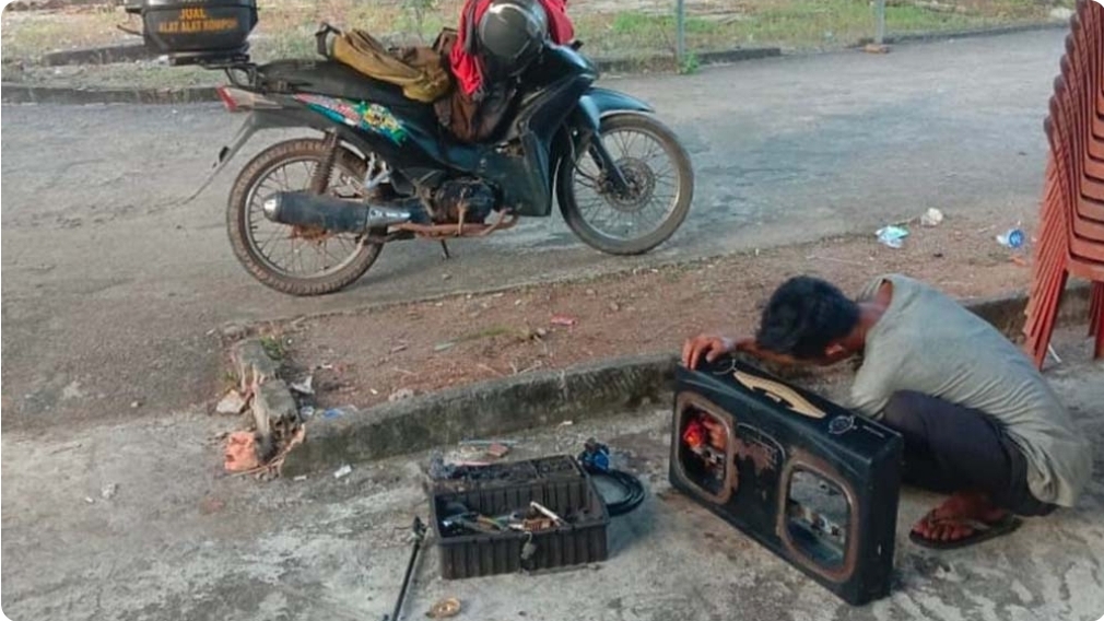 Melihat Perjuangan Jasa Servis Kompor Gas Keliling, Setiap Hari Belusukan Ke Desa-Desa