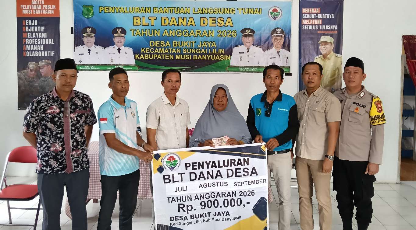 BLT Dana Desa Triwulan III Desa Bukit Jaya Disalurkan, Tujuh KPM Terima Bantuan