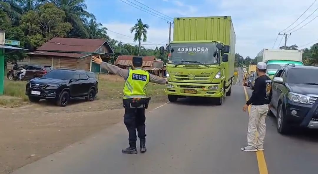 Kapolres Muba Turun Langsung, Bantu Urai Kemacetan di Jalintim Palembang - Jambi