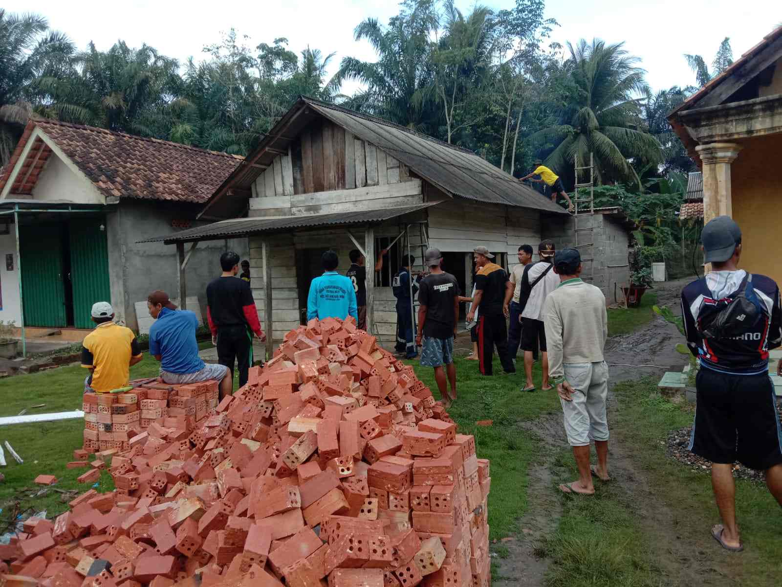 Dapat Dana Bantuan Bedah Rumah dari Dinsos, Warga Dusun V Tegal Mulyo Kompak Gotong Royong