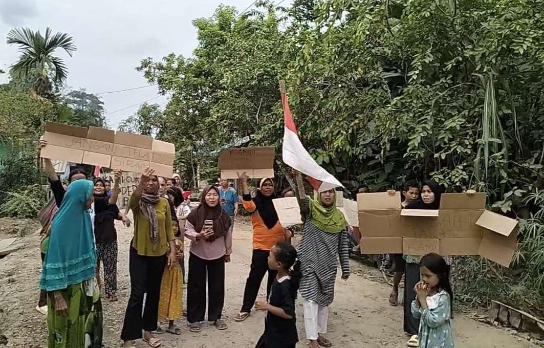 Emak- Emak di Bayung Lencir Demo Kendaraan Proyek Tol Betung - Jambi, Ini Penyebabnya