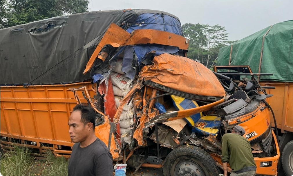 Fuso Tabrakan Dengan Dump Truk di Jalintim Tungkal Jaya, Begini Kondisi Sopirnya