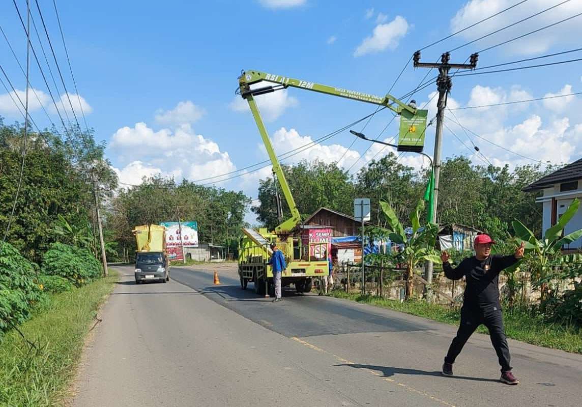 PJ Bupati Apriyadi Tanggapi Aduan Warga Jalan Rusak bandar jaya dan Padamnya Lampu Jalan 