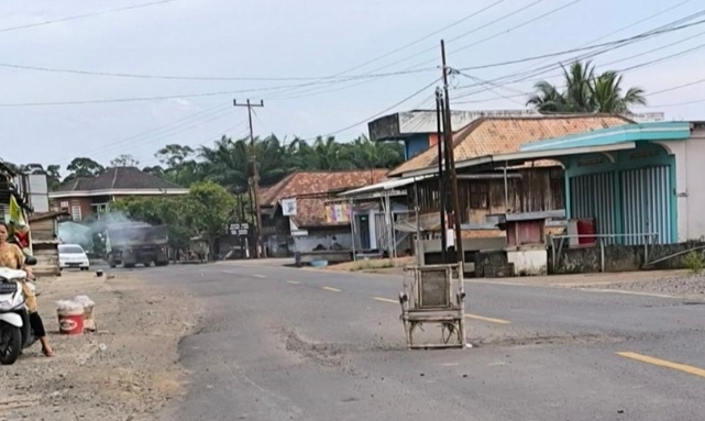 Cegah Kendaraan Terjebak Lobang dj Jalinteng, Warga Sanga Desa Pasang Kursi