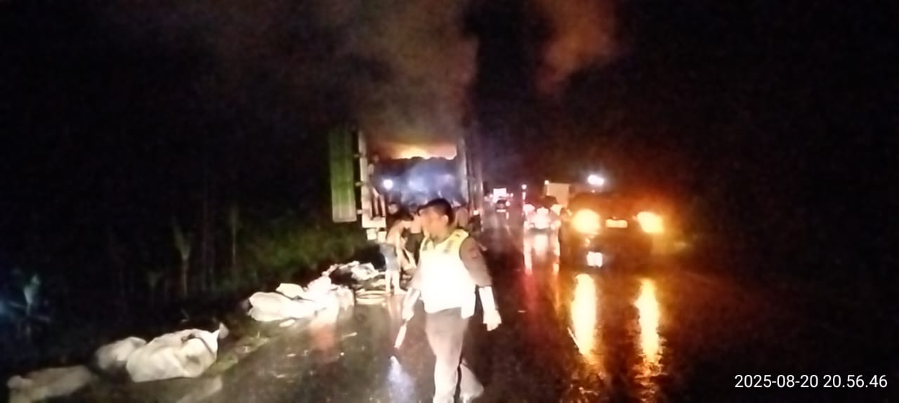 Mobil Angkutan Paket Terbakar di Jalintim, Muatan Ludes Dilalap Api