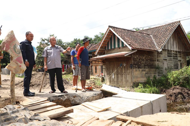 Pj Bupati dan Ketua DPRD Tinjau  Drainase yang Jebol di Desa Tanah Abang Kecamatan Batang Hari Leko