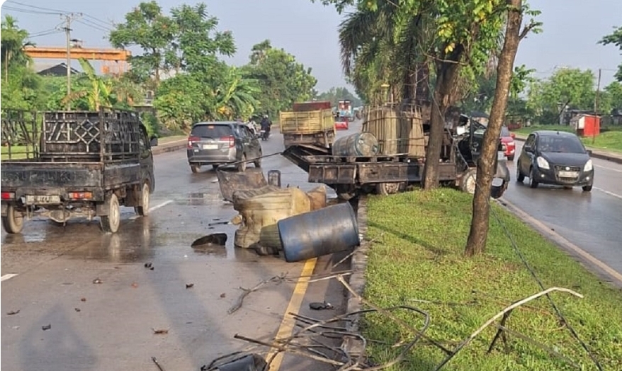 Mobil L300 Bawa Minyak Kecelakaan di Kota Palembang, Warga Babat Supat Meninggal