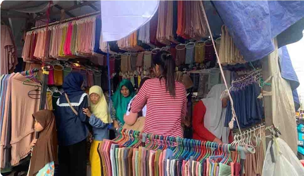 Banyak Warga Berburu Baju Lebaran, Pedagang di Pasar Kalangan Sanga Desa Raup Keuntungan