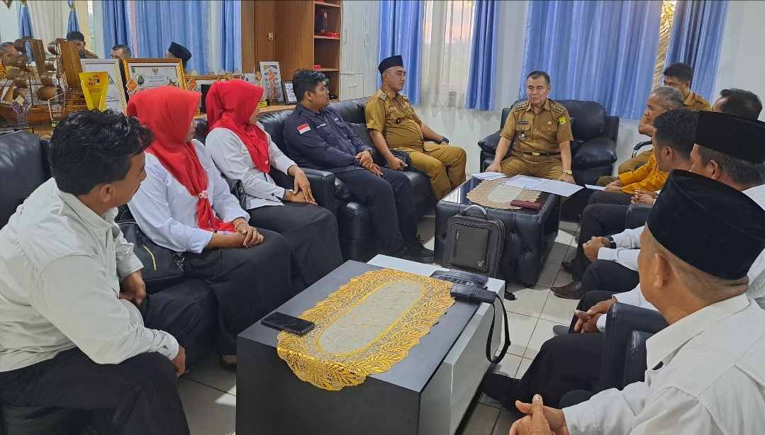 Camat Sungai Lilin Serahkan SK PAW 6 Anggota BPD Desa Pinang Banjar, Ini Pesan yang Disampaikan