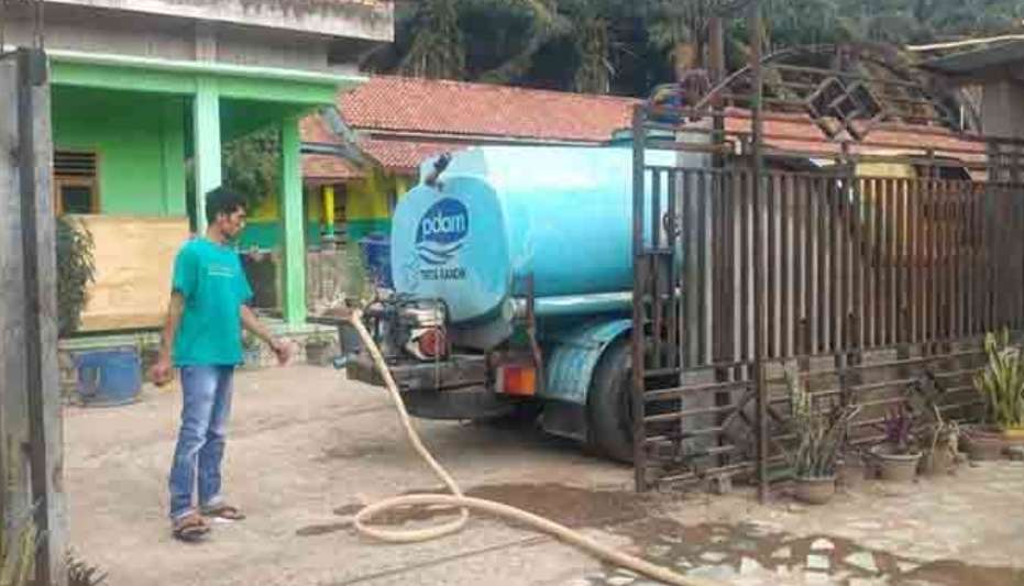 Salah Satu Ponpes di Sungai Lilin Kesulitan Air Bersih, Dapat Kiriman Air Dari PJ Bupati