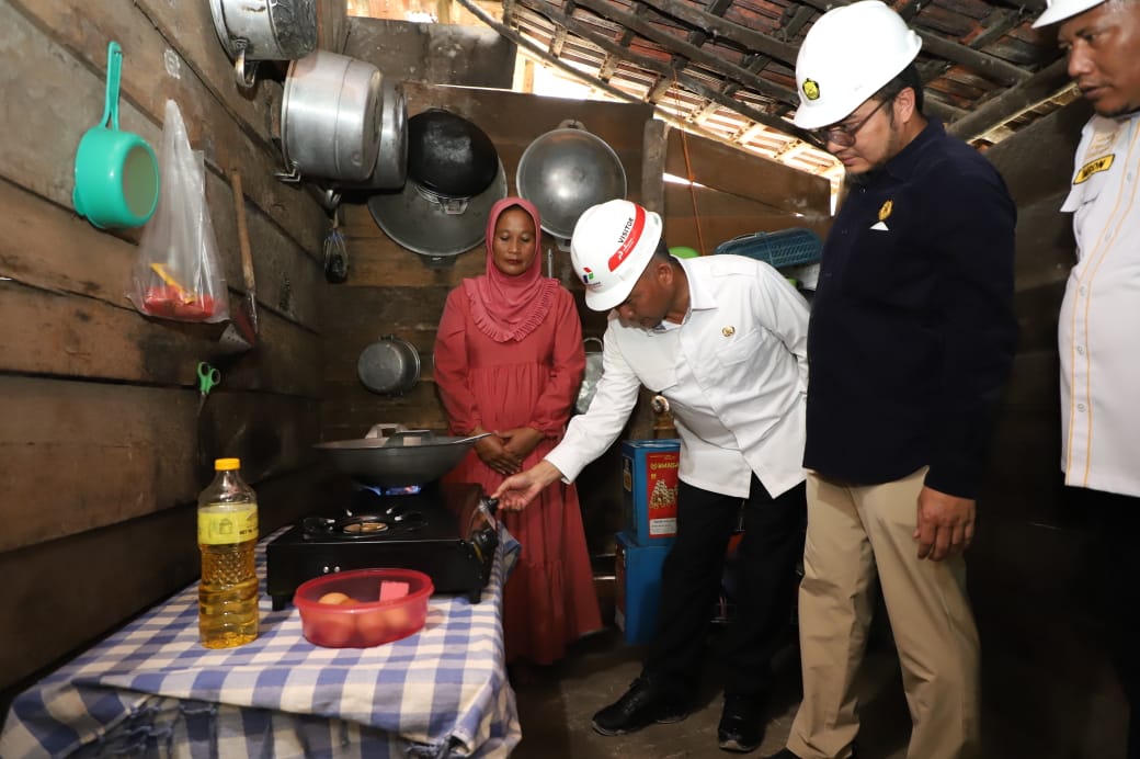 PJ Bupati Ngantor di Bayung Lencir Bawa Seribu Bibit Cabai, Bantuan UKM Hingga Pemasangan Jargas