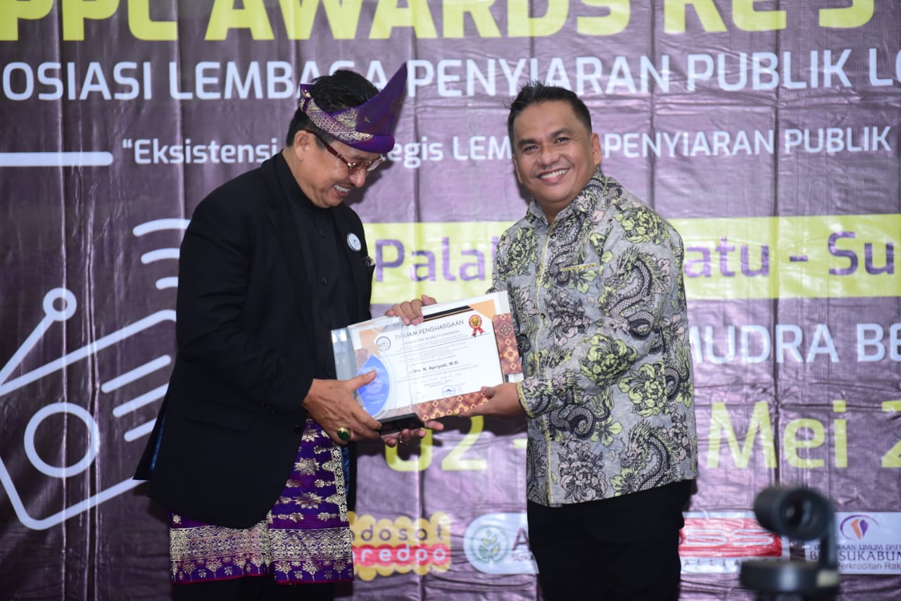 Kembali PJ Bupati H Apriyadi Terima Reward,  Kali Ini dari Asosiasi LPPL Radio dan Telivisi Indonesia