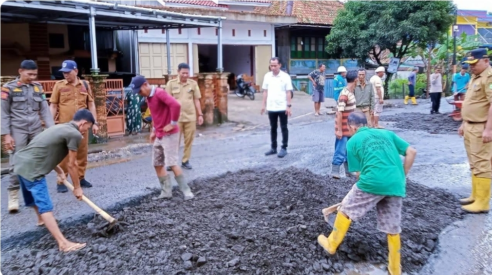 Jalinteng Sanga Desa Makin Parah, Forkopimcam Bersama Warga Lakukan Perbaikan Swadaya