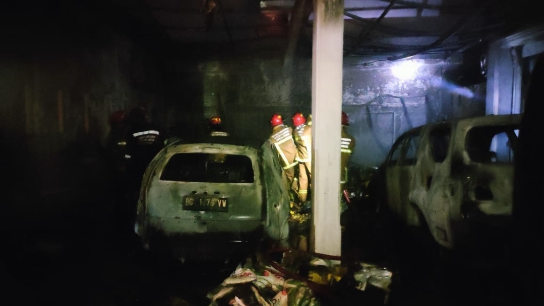 Diduga Korsleting Listrik, Kebakaran Garasi Klinik di Palembang Hanguskan 5 Kendaraan