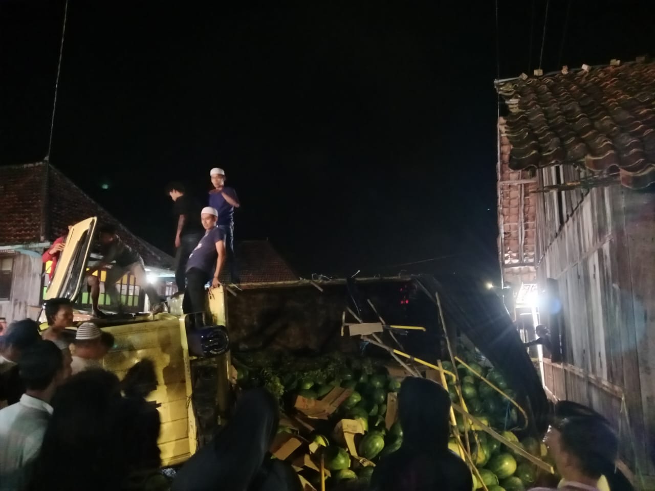 Sopir Mengantuk, Truk Angkutan Semangka Terguling di Desa Ngulak III