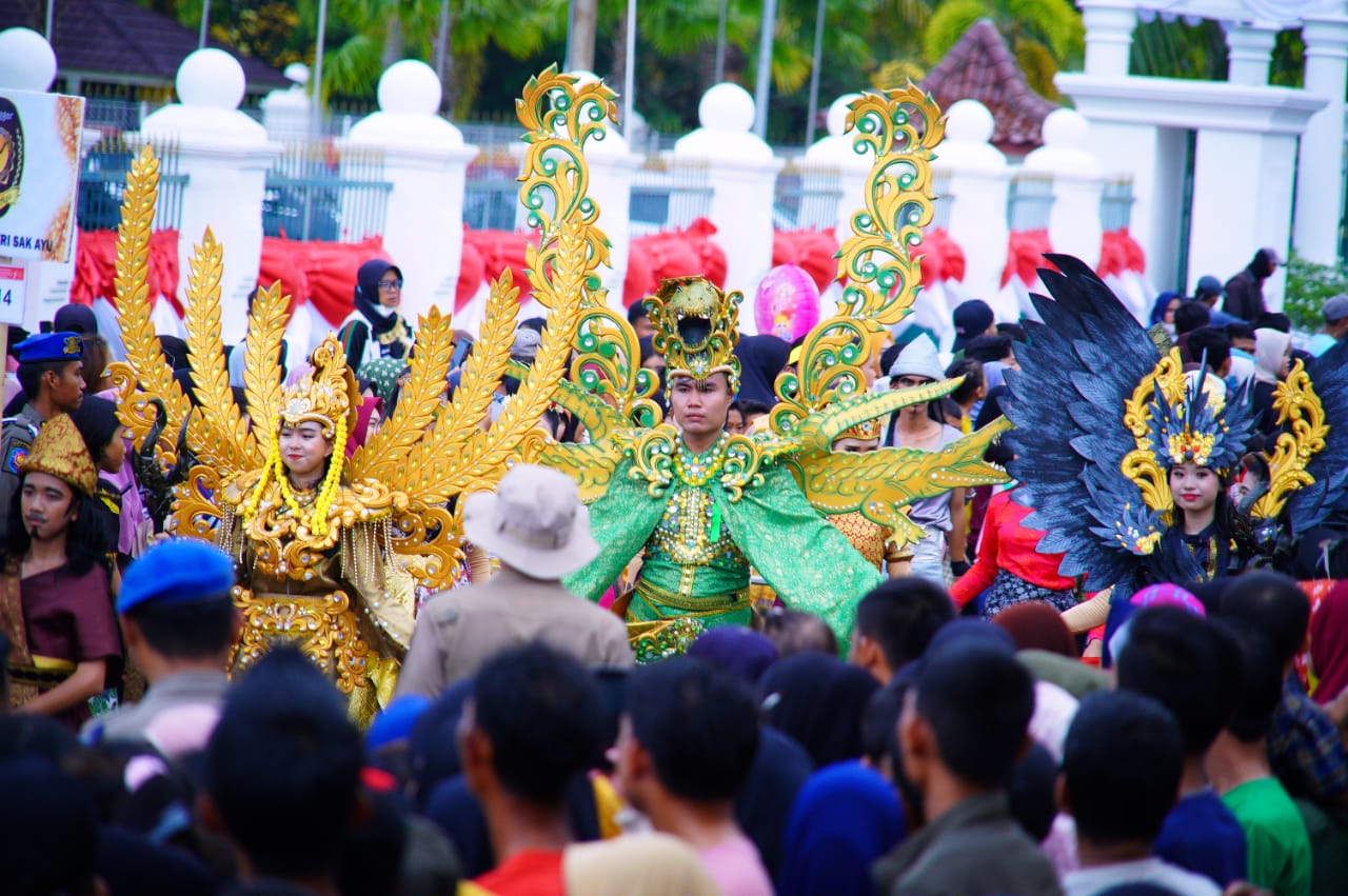 Antusias Saksikan Karnaval dan Kendaraan Hias, Jalan kolonel Wahid Udin di Muba Jadi Lautan Manusia