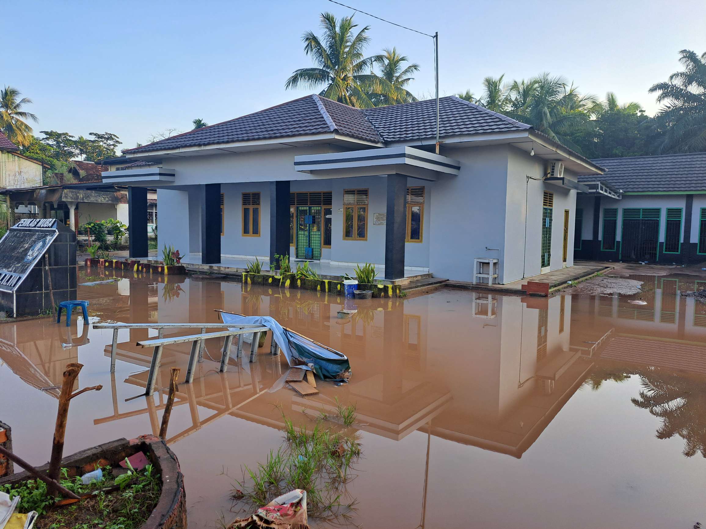 Hujan Deras Buat Halaman Kantor UPTD Diknas Sungai Lilin Tergenang, Gorong-gorong Tersumbat Jadi Penyebab