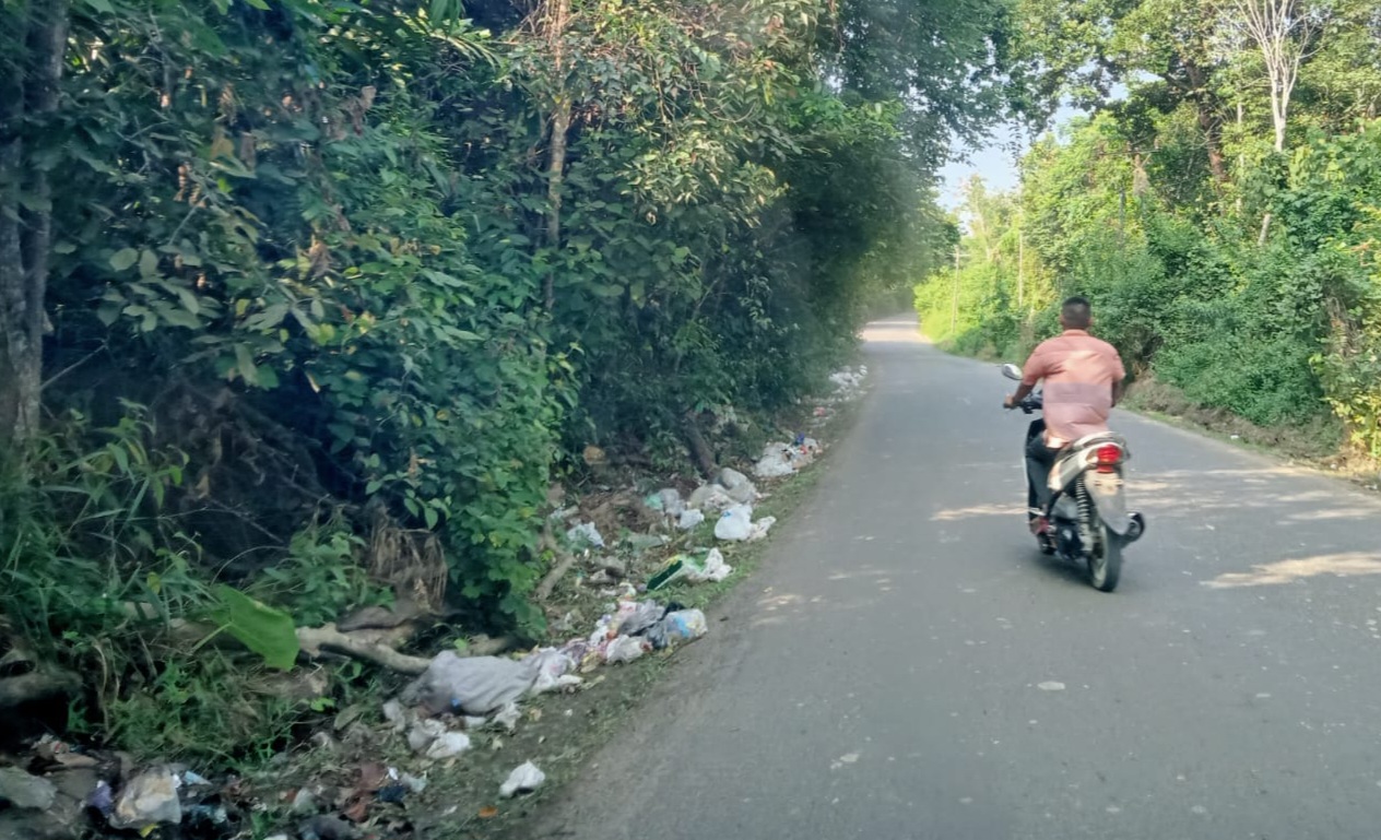 Minim Fasilitasi, Warga Buang Sampah Dipinggir Jalan Sukarami - Tanah Abang