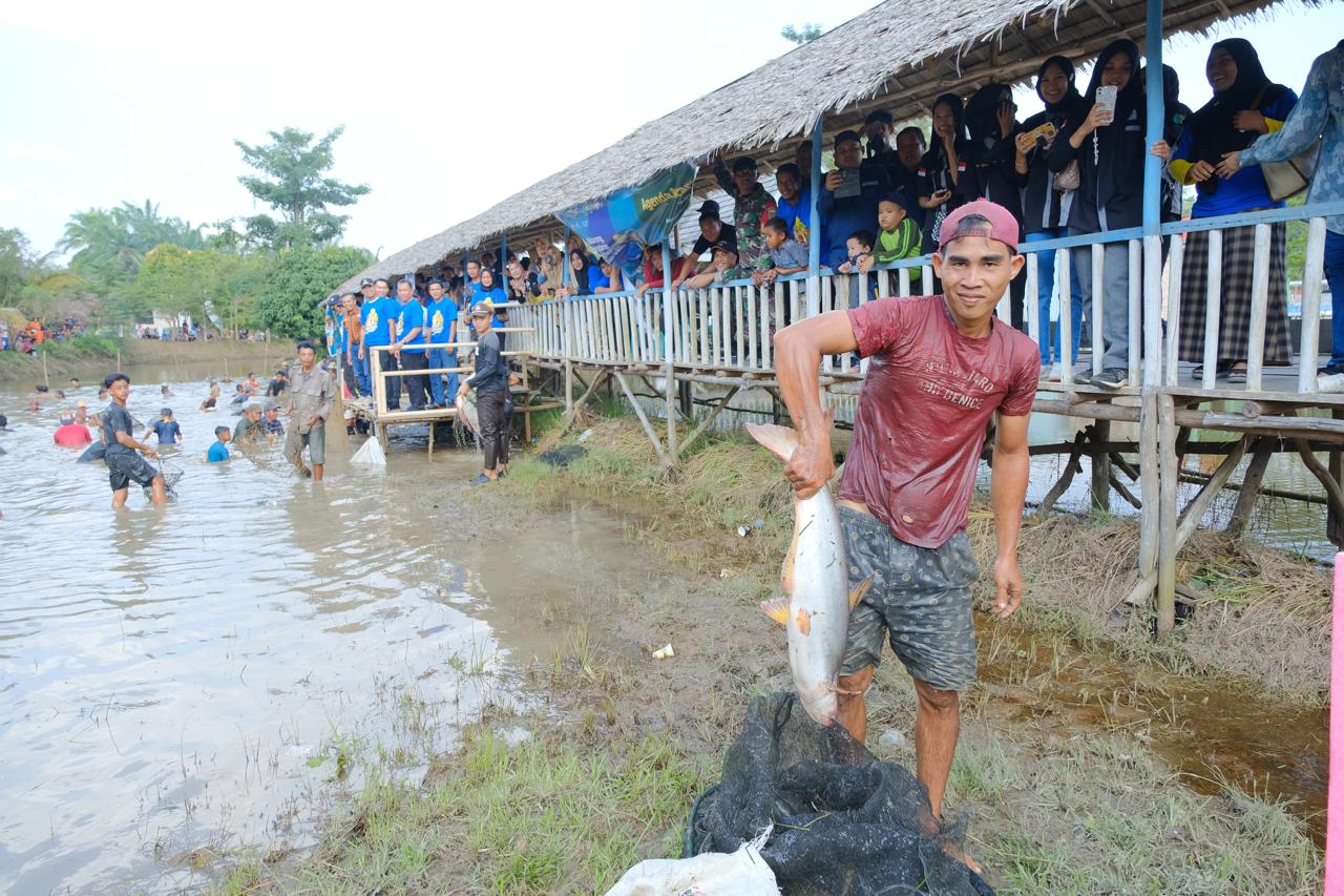 Nangkep Ikan Bareng di Embung Senja, Masyarakat Muba Terus Lestarikan Tradisi Bekarang