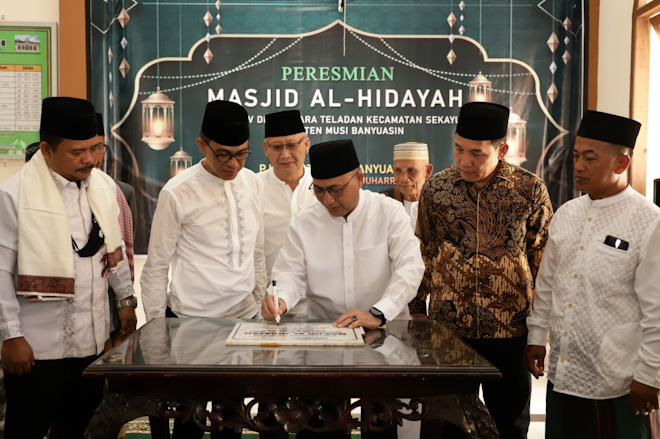 Resmikan Masjid Al Hidayah Hingga Serahkan Bantuan Al-Qur'an dan Juz'Amma