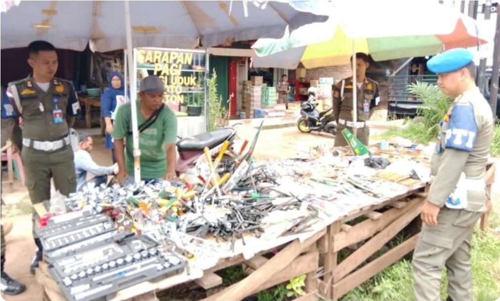 Satpol PP Muba Tertibkan PKL di Sungai Lilin, Himbau Pedagang Tak Berjualan di Bahu Jalintim