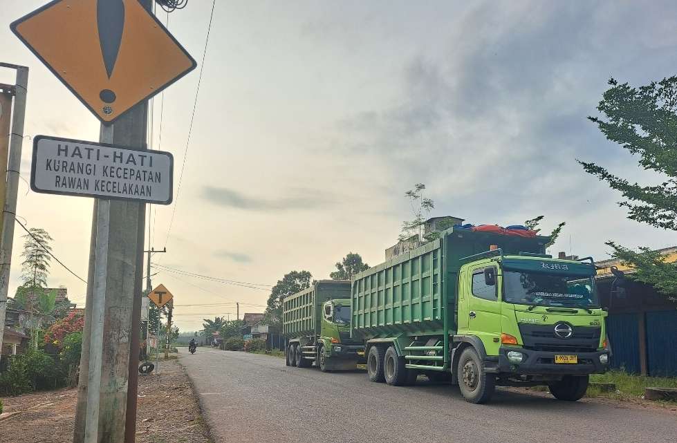 Beban Jalan Talang Siku–Keluang Kian Berat, Warga Khawatir Kerusakan Tambah Parah