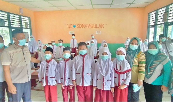 Antisipasi Dampak Kabut Asap, Puskesmas Rawat Inap Ngulak Bagikan Ribuan Masker ke Siswa Sekolah