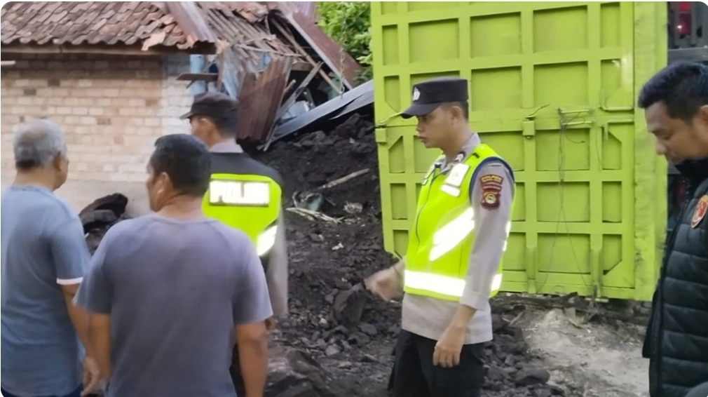 Truk Angkutan Batubara Terguling Timpa Rumah Warga Muara Enim, Begini Kronologisnya