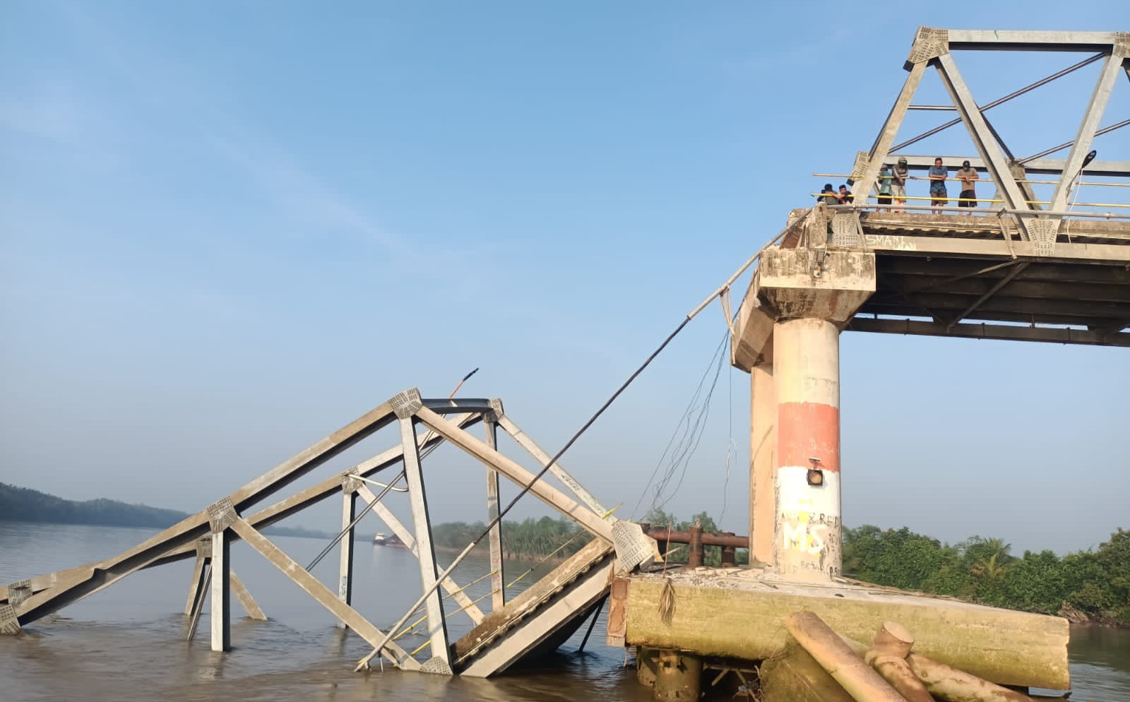 Jembatan di Lalan Ambruk, Sinyal Provider Hilang, 20 tower di Desa N3T Tidak Berfungsi 