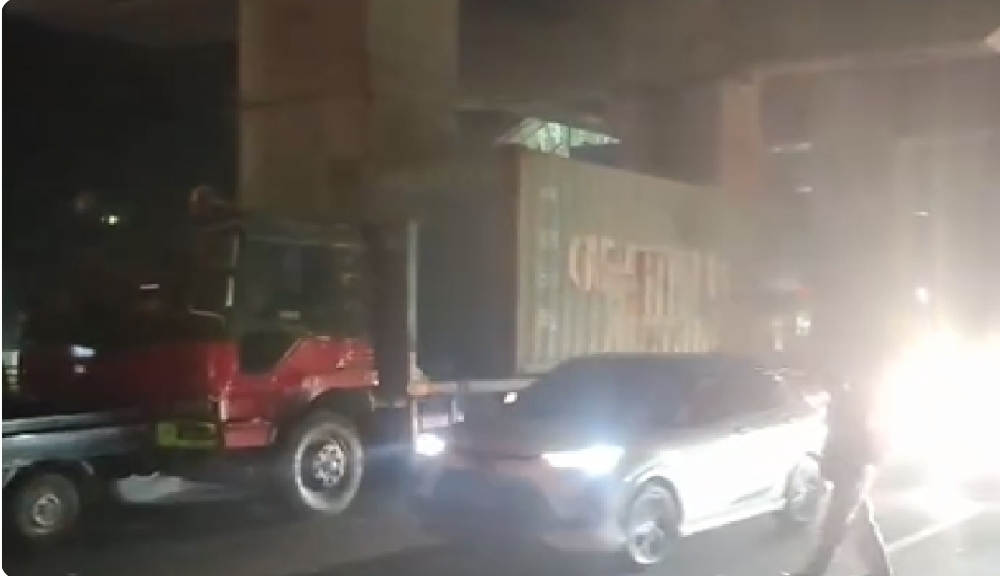 Diduga Rem Blong, Fuso Seruduk 2 Mobil di Depan Punti Kayu Palembang