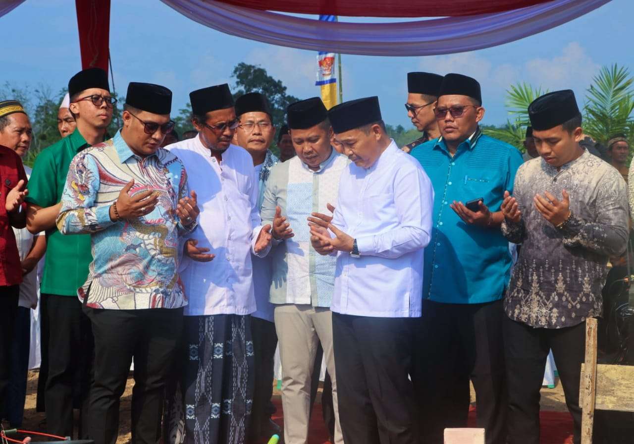 Wabup Muba Letakkan Batu Pertama Ponpes Riyadhul Muslimin di Simpang Bayat