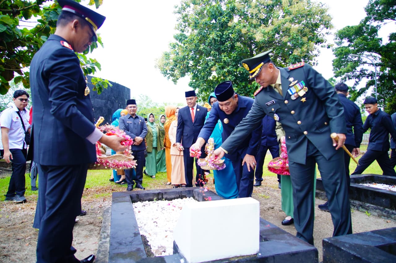 Bupati Muba Pimpin Ziarah dan Tabur Bunga di TMP Kesuma Bangsa, Peringati Hari Pahlawan ke-80